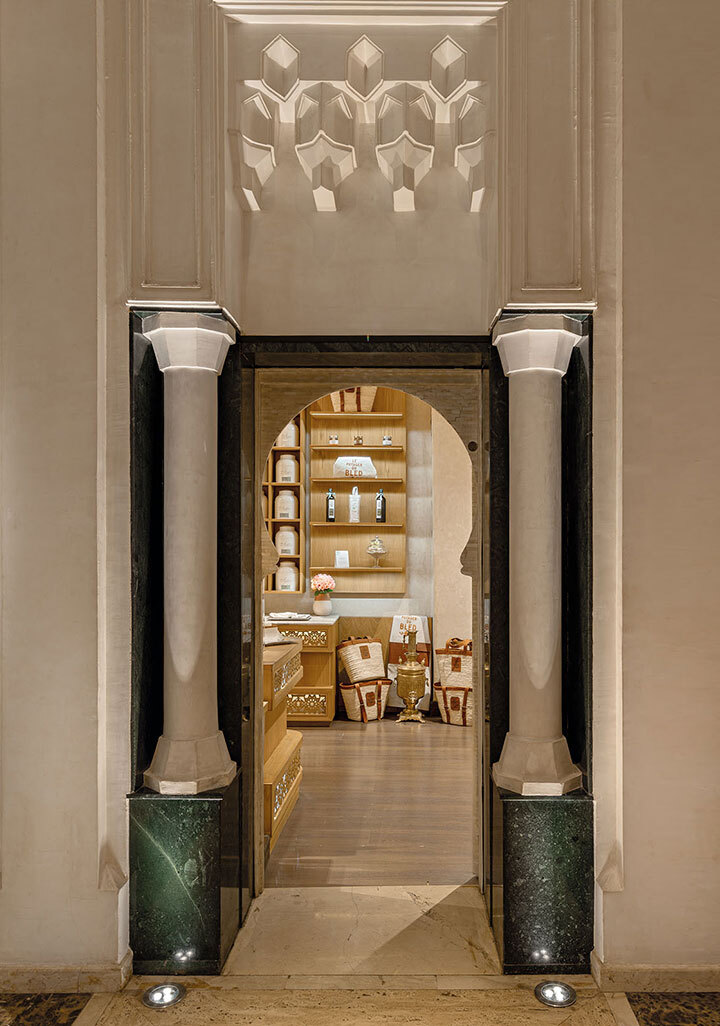 Boutique du Palace du Es Saadi Marrakech Resort proposant chocolats, produits d’épicerie fine, et merchandising.